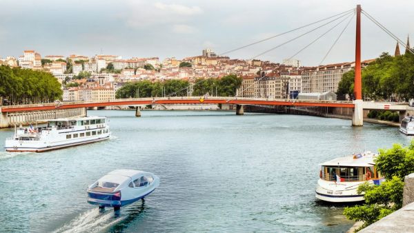 Lyon : 2000 personnes descendent la Saône en kayak