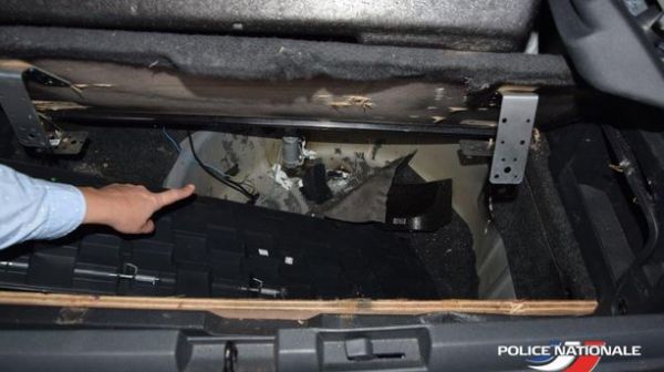 La drogue était cachée dans une trappe télécommandée sous le coffre de la voiture