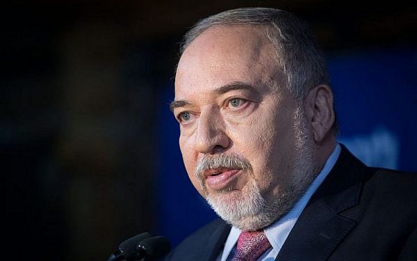Liberman : Netanyahu a peut-être fait « suivre ma famille », Regev est un « animal »