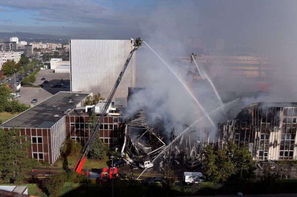 Villeurbanne: spectaculaire incendie dans une pépinière d'entreprises