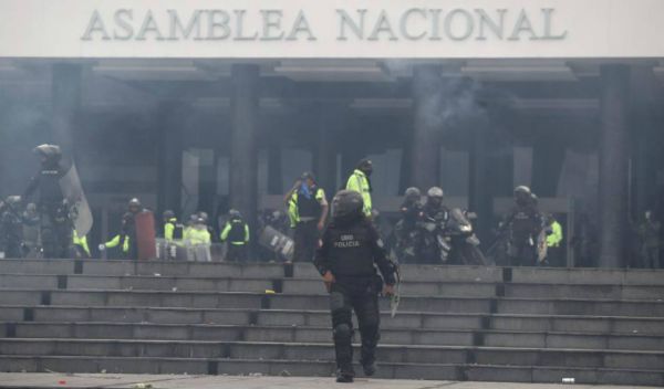 Equateur – Violences : des manifestants ont pris d’assaut le siège du Parlement à Quito