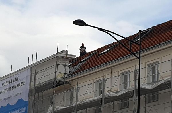 Champigny : il monte sur le toit de la mairie pour obtenir un logement