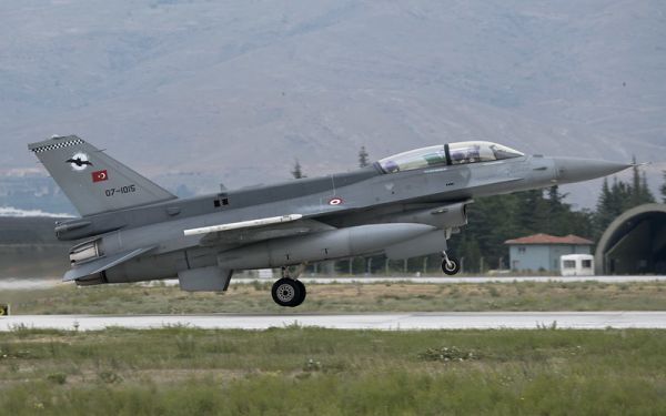 Les F-16 Fighting Falcon turcs frappent le Kurdistan, allié de la coalition.