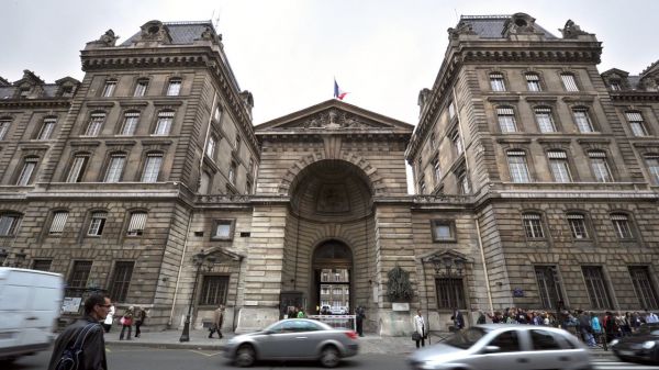 Attaque à la préfecture de police : plaintes contre X après des tags "anti-flics" et des appels faisant l'apologie du terrorisme