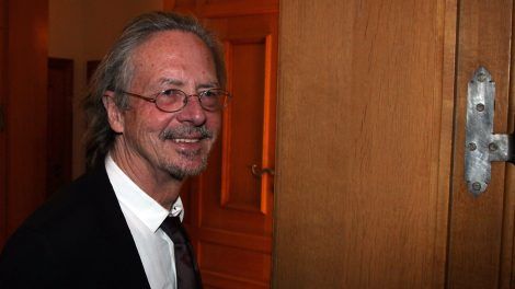Littérature: Peter Handke, prix Nobel et auteur controversé