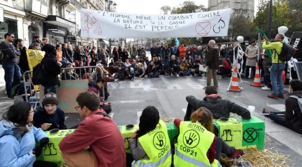 Climat : Des militants d'Extinction Rebellion bloquent la rue de Rivoli à Paris