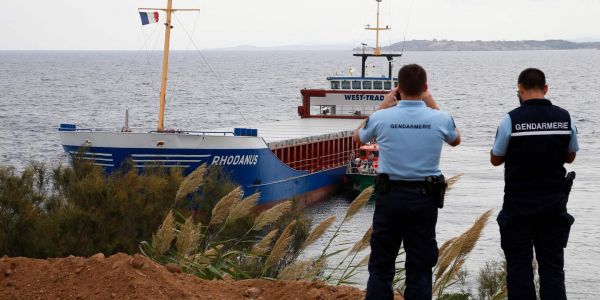 Un cargo s'échoue au cœur de la réserve naturelle de Bonifacio