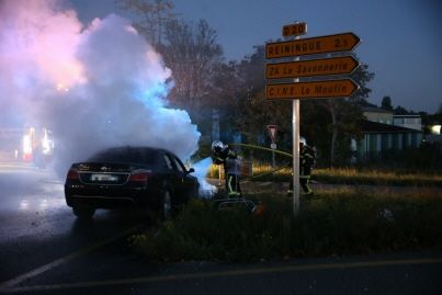 Une voiture en feu sur la D20