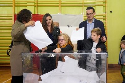 Législatives : les conservateurs, en tête, garderaient leur majorité absolue