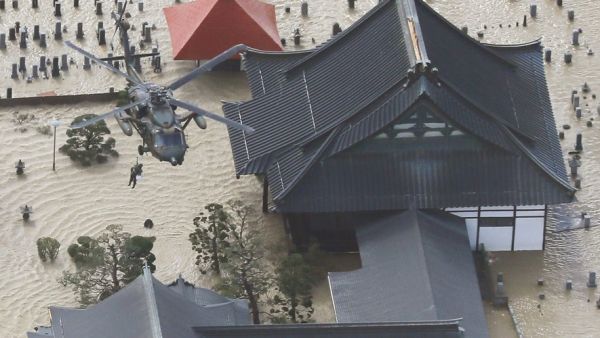 30 morts après le passage du typhon Higibis : les images du Japon sous les eaux meurtrières
