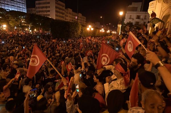 Tunis : Liesse populaire exceptionnelle à l’avenue Habib Bourguiba