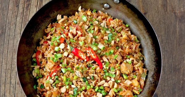 Riz sauté au poulet, piment et cacahuète