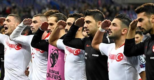 France-Turquie : les joueurs turcs ont refait le salut militaire