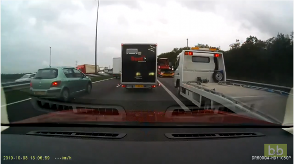 Le conducteur d'une dépanneuse oublie de regarder son angle mort et provoque un accident