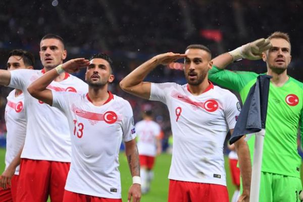 Foot - TUR - Salut militaire au Stade de France : le ministre des Sports turc défend les joueurs