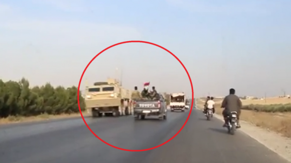 Une vidéo montre des militaires américains et syriens qui se croisent sur une route reliant Minbej à Kobané
