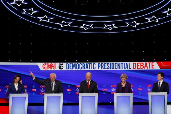 Les candidats démocrates unis contre Trump, Biden sur la défensive