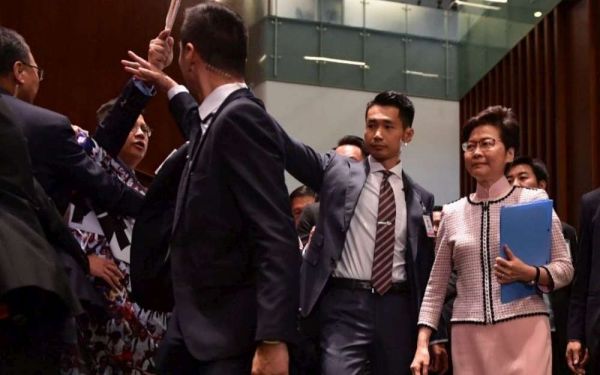 Vidéos. Hong Kong : interrompue par l'opposition, Carrie Lam renonce à un discours au parlement