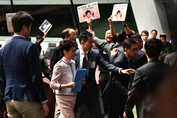 Hong Kong: chaos au Parlement, Carrie Lam renonce à un discours