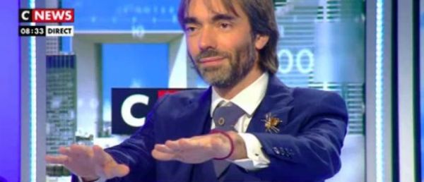 Découvrez pourquoi ce matin Jean-Pierre Elkabbach a demandé à Cédric Villani de lui montrer ses mains en direct sur CNews - VIDEO