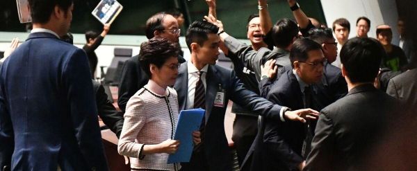 Hong Kong: chaos au Parlement, Carrie Lam renonce à un discours