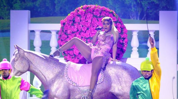 VIDEO. Nicki Minaj pourrait se marier très prochainement... Jennifer Aniston « stalke » sur Instagram...