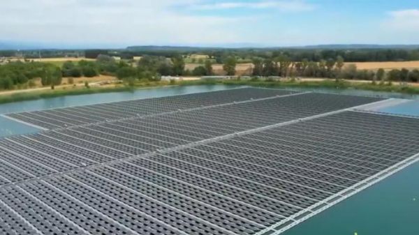 Vaucluse : la première centrale solaire flottante fournit de l'énergie pour 10 000 personnes