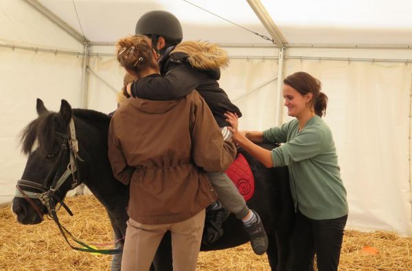 Courbevoie : le cheval,  cet ami pour surmonter le handicap