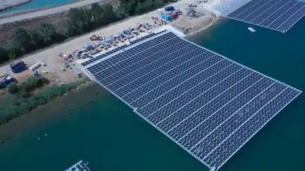 Énergie : la première centrale solaire flottante de France inaugurée dans le Vaucluse