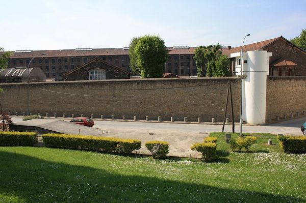 Prison de Fresnes : un détenu frappe violemment un gardien à la tête