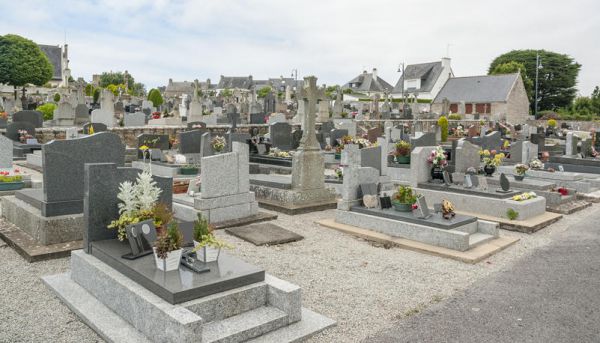 Effroi dans un cimetière : un homme a vu du sang s'écouler d'une tombe !