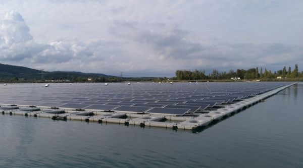 Vaucluse: La plus grande centrale solaire flottante d'Europe a posé l'ancre à Piolenc