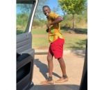 Un homme danse sur le morceau « Push The Feeling On » à coté d'une voiture