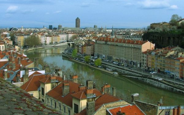 « Sale Juif » écrit sur la vitrine d’une boutique Judaïca de Lyon