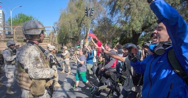 Émeutes au Chili : sept morts, le pays "en guerre"