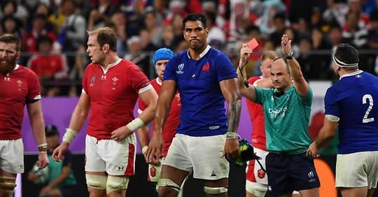 L'arbitre de France-pays de Galles imite le coup de coude de Vahaamahina