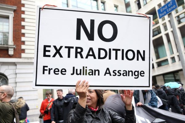 Julian Assange, confus et bredouillant, devant la justice à Londres
