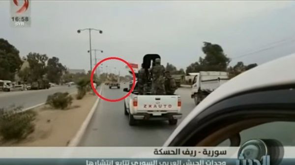 L'armée syrienne escorte des troupes étatsuniennes hors du pays tandis que ces dernières reçoivent des pierres et des fruits lancés par des Kurdes (Vidéos)