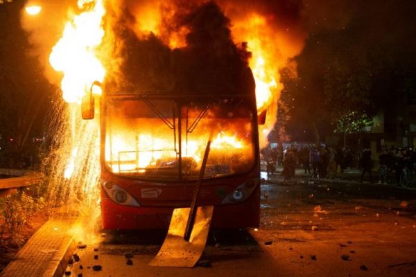 Chili : « ILS NOUS ONT TANT VOLÉ QU'ILS NOUS ONT MÊME DÉROBÉ NOTRE PEUR » : INSURRECTION POPULAIRE AU CHILI