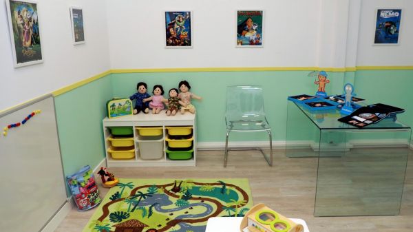 La police marseillaise inaugure sa salle d'interrogatoire dédiée aux "très petites victimes", de 3 à 7 ans
