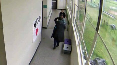Etats-Unis : un professeur de sport serre dans ses bras un élève armé et parvient à le calmer dans un lycée