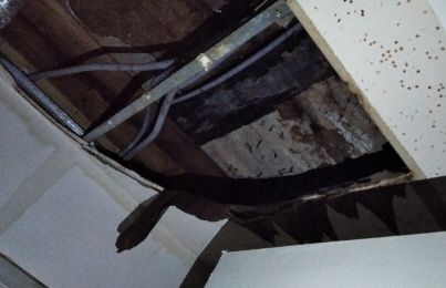 Le plafond s'effondre, une maison inhabitable
