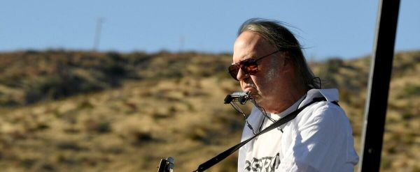 Neil Young signe un manifeste pour l'environnement avec une nouvelle chanson