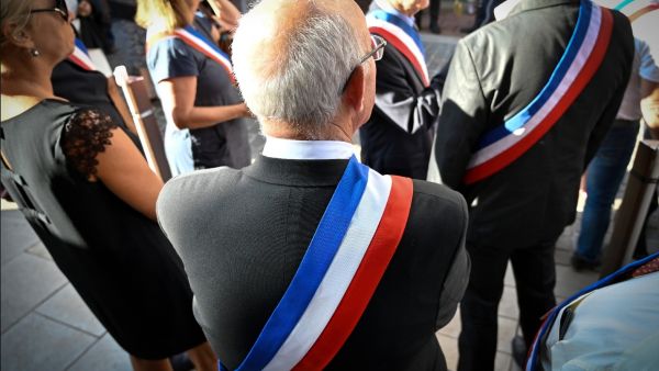 Le Sénat adopte le projet de loi Engagement et Proximité à une très...