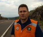 Un homme est interviewé sur l'efficacité des ralentisseurs mis en place sur une route (Brésil)