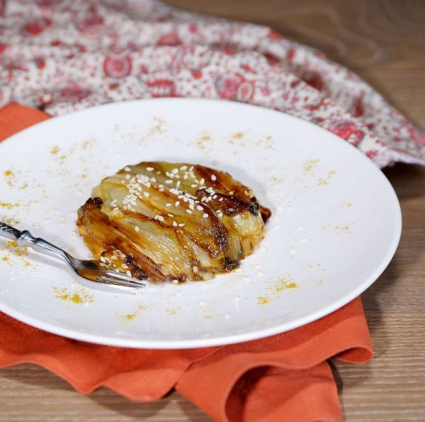 Endives caramélisées aux pommes, curry doux et sésame