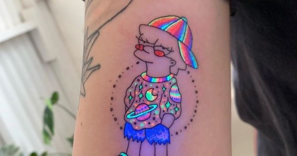 Tukoi Oya, la tatoueuse qui réalise des tatouages qui s'allument la nuit
