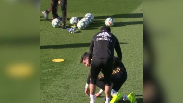 Foot - WTF - Real - Sergio Ramos (Real Madrid) « assomme » un coéquipier lors d'un toro