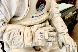 Ce gant connecté permet à un astronaute de piloter un drone ou un robot d'une seule main