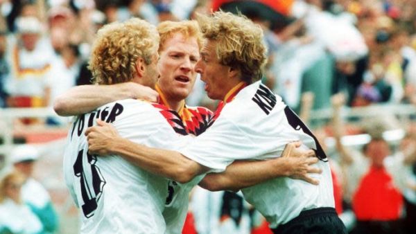 Chute du mur de Berlin : RDA coulée, RFA renforcée... Et à la fin, c'est l'équipe d'Allemagne réunifiée qui a gagné